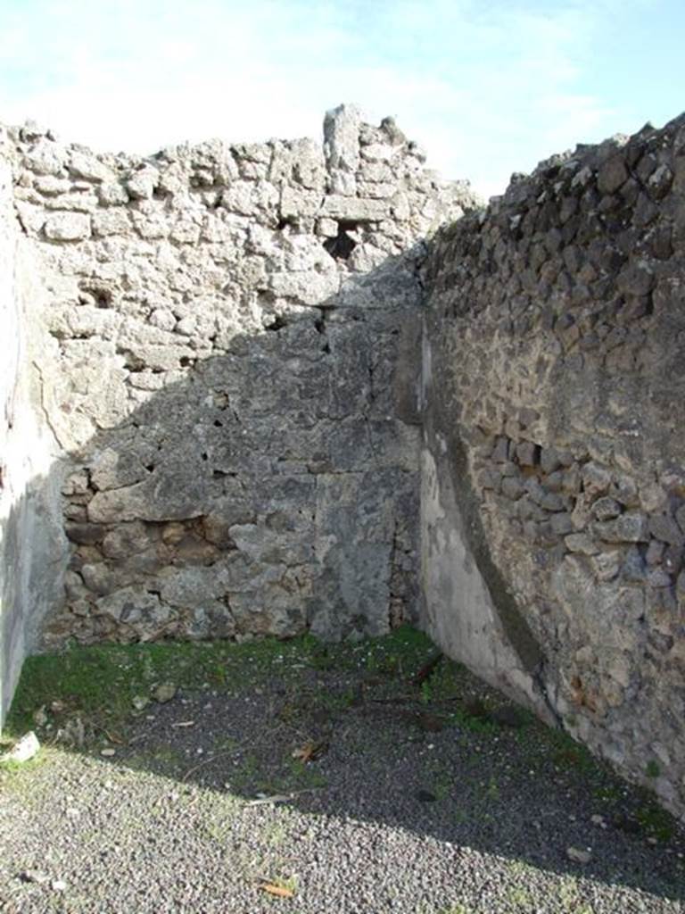 V.2.7 Pompeii. December 2007. Doorway to room 9, east ala.
According to PPM –
Mau mentioned, but without dwelling on them for any great length (and his are the only remaining descriptions) that rooms 2, 9 and the “living room” end of 10 were all decorated in the “candelabra” style. (Mau, RM 1894, p,39-43).
See Carratelli, G. P., 1990-2003. Pompei: Pitture e Mosaici, III. Roma: Istituto della enciclopedia italiana, (p.825).
Mau wrote –
The alae, (g and h) have a simple decoration on a white background, which rather recalls the "candelabra" style contemporary to the Third style.
(BdI, 1894, p.40).