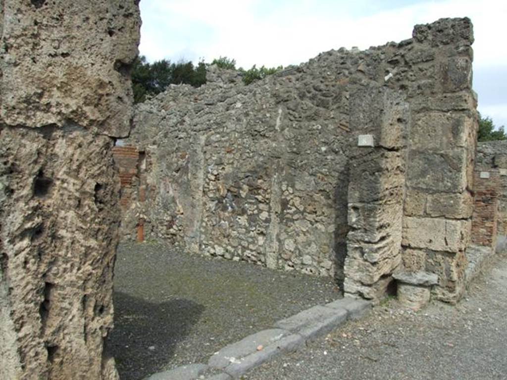 V.2.8 Pompeii. March 2009. Entrance on Via di Nola.