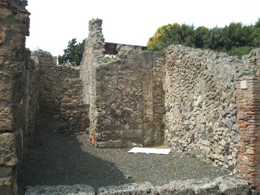 V.2.9 Pompeii. May 2005. Entrance.