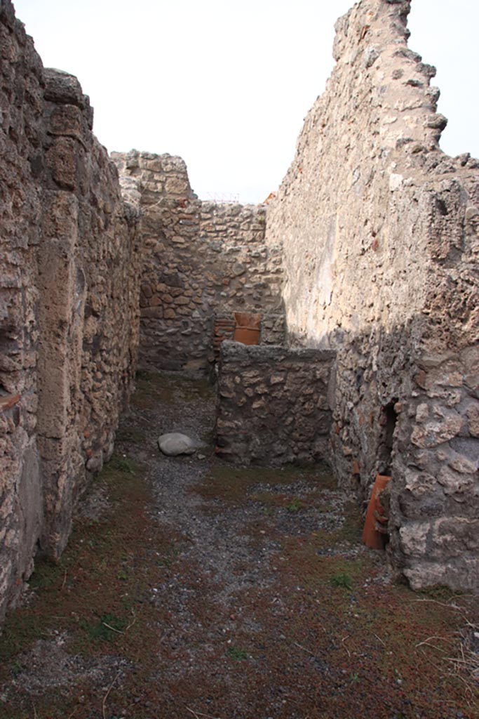 V.2.9 Pompeii. October 2022.
Looking north towards rear room. Photo courtesy of Klaus Heese.