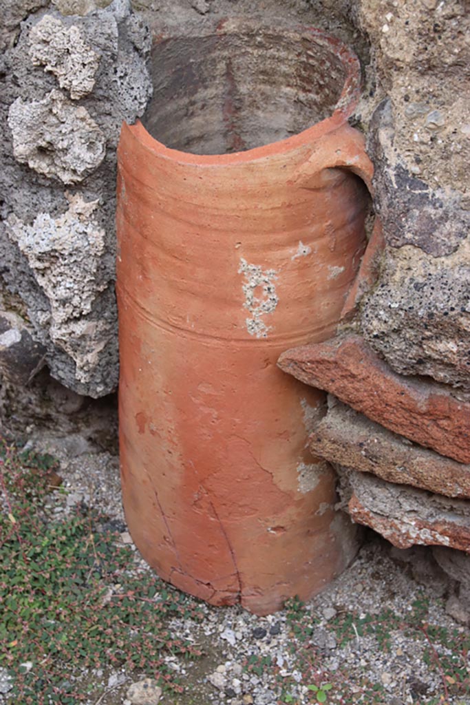 V.2.9 Pompeii. October 2022.
Detail of downpipe set into east wall of rear room. Photo courtesy of Klaus Heese.