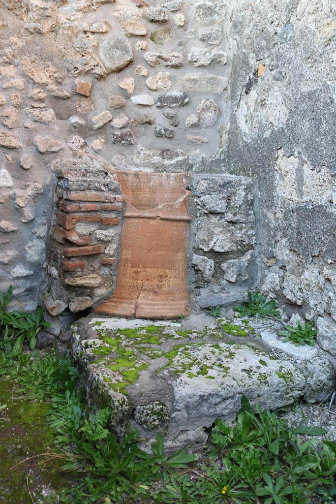 V.2.9 Pompeii. December 2018.
Cistern and base of steps to upper floor. Photo courtesy of Aude Durand.