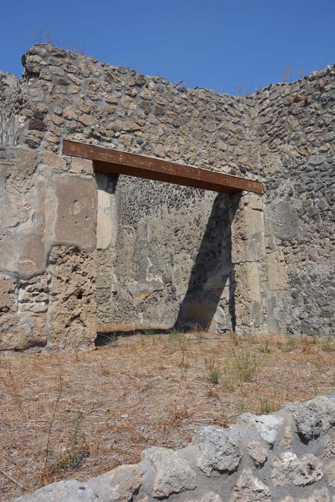 V.2.10 Pompeii. September 2019.
Looking towards doorway to room 11 at east end of north portico.
Foto Annette Haug, ERC Grant 681269 DÉCOR.