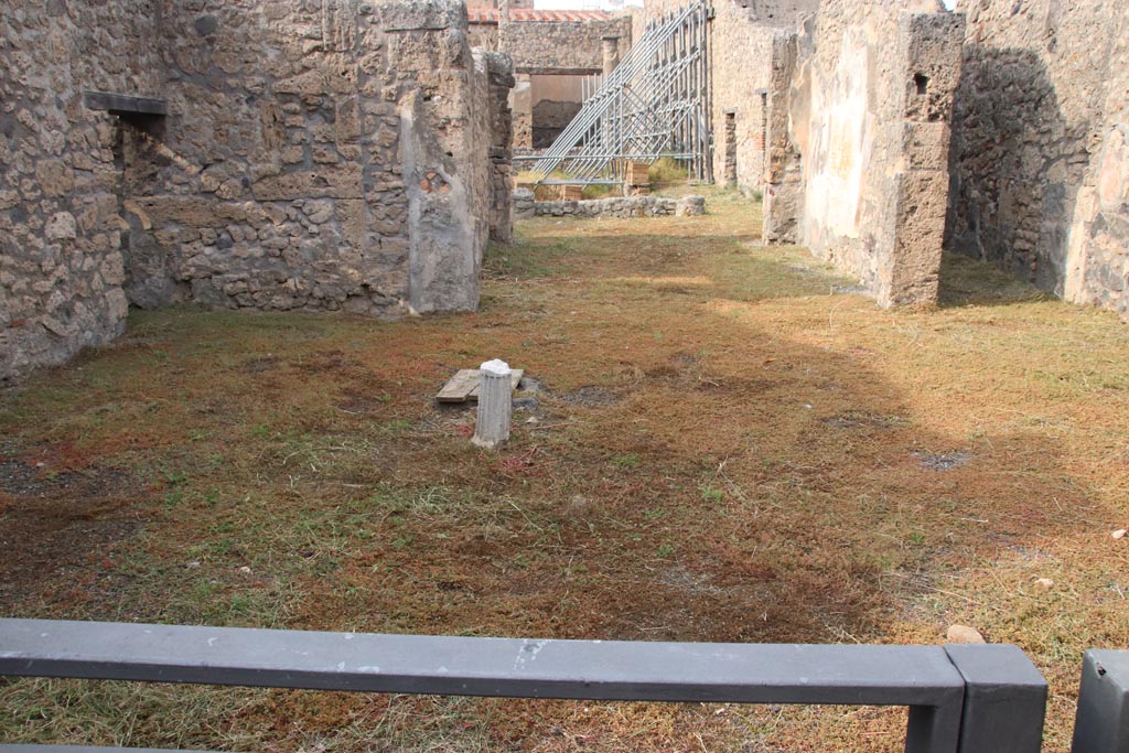 V.2.10 Pompeii. October 2022.
Looking north across atrium and impluvium through tablinum into peristyle, from entrance corridor. Photo courtesy of Klaus Heese.