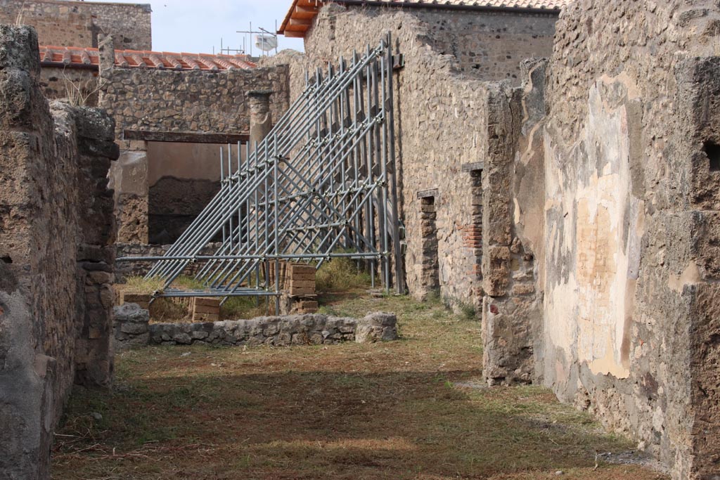 V.2.10 Pompeii. October 2022.
Room 3, tablinum, on the right is the east wall where the painting of Hippolytus and Phaedra was seen. Photo courtesy of Klaus Heese.
