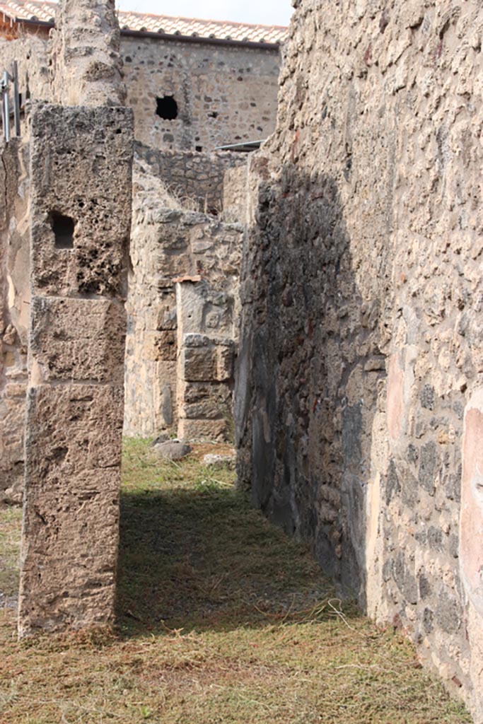 V.2.10 Pompeii. October 2022.
Room 4, corridor leading to peristyle area. Photo courtesy of Klaus Heese.