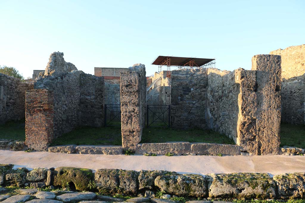 V.2.11, Pompeii, centre right, December 2018.
Looking north to entrances, with V.2.10, centre left, and V.2.12, on right. Photo courtesy of Aude Durand.