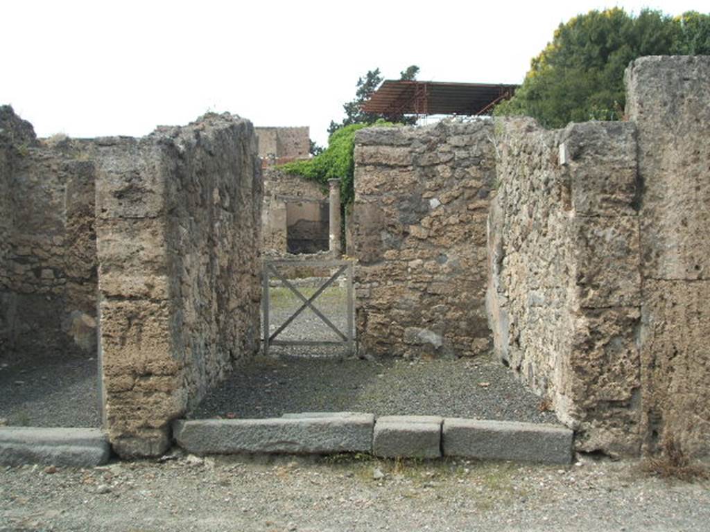 V.2.11 Pompeii. May 2005. Entrance.