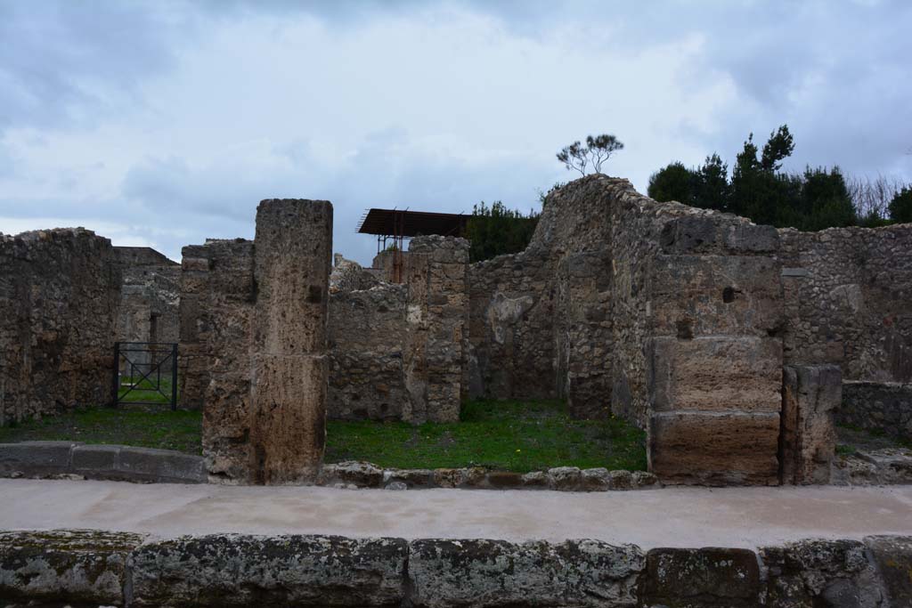 V.2.12 Pompeii, in centre. March 2017. Looking towards entrance doorways on north side of Via di Nola, with V.2.11, on left.
Foto Christian Beck, ERC Grant 681269 DÉCOR.