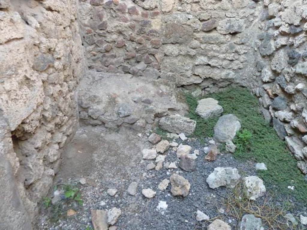 V.2.13 Pompeii. September 2015. Kitchen hearth/bench on left, and latrine, on right.