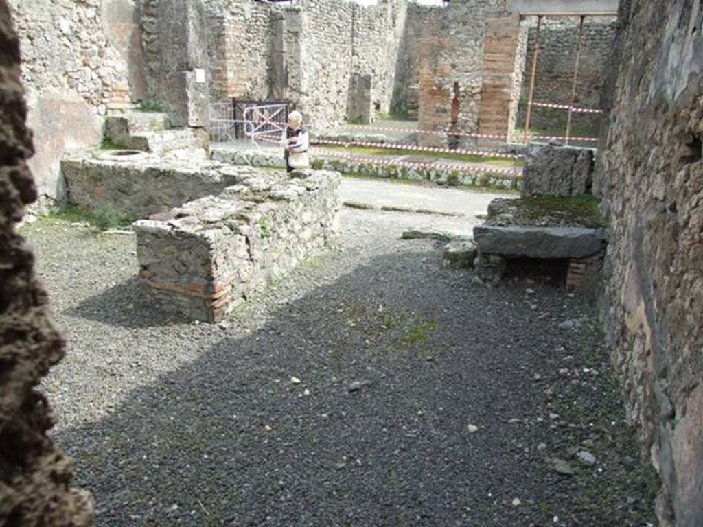 V.2.13 Pompeii, March 2009. Looking south from end of corridor towards front of thermopolium and Via di Nola.