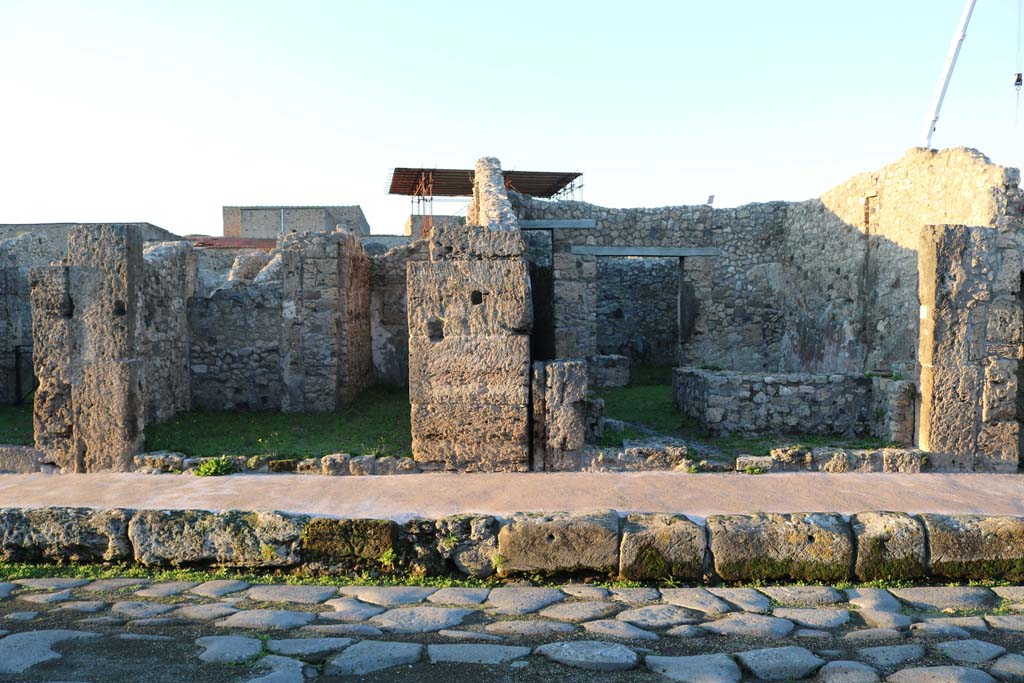V.2.13, on right, Pompeii. December 2018.
Looking north to entrances on Via di Nola, with V.2.12, on left. Photo courtesy of Aude Durand.