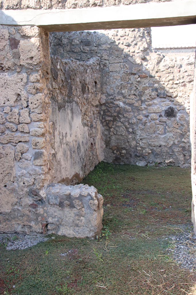 V.2.13 Pompeii. October 2022.
Looking north through doorway into rear room. Photo courtesy of Klaus Heese.