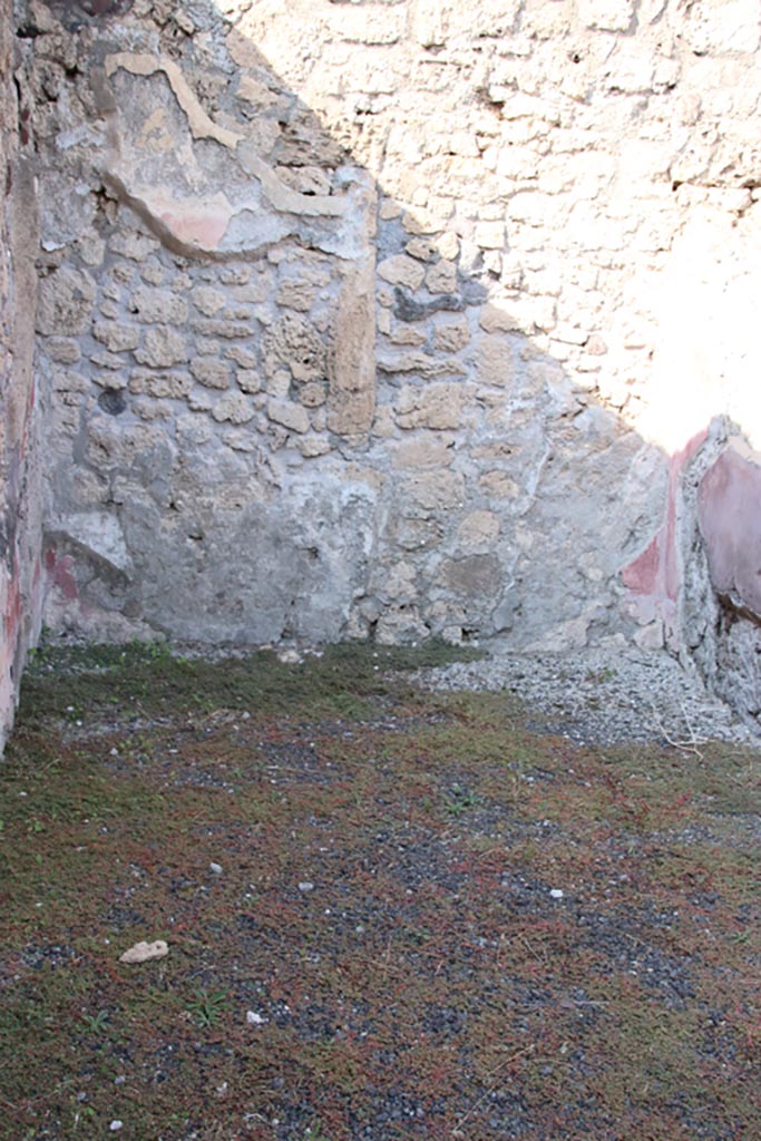 V.2.14 Pompeii. October 2022.
Looking towards north wall of rear room. Photo courtesy of Klaus Heese.