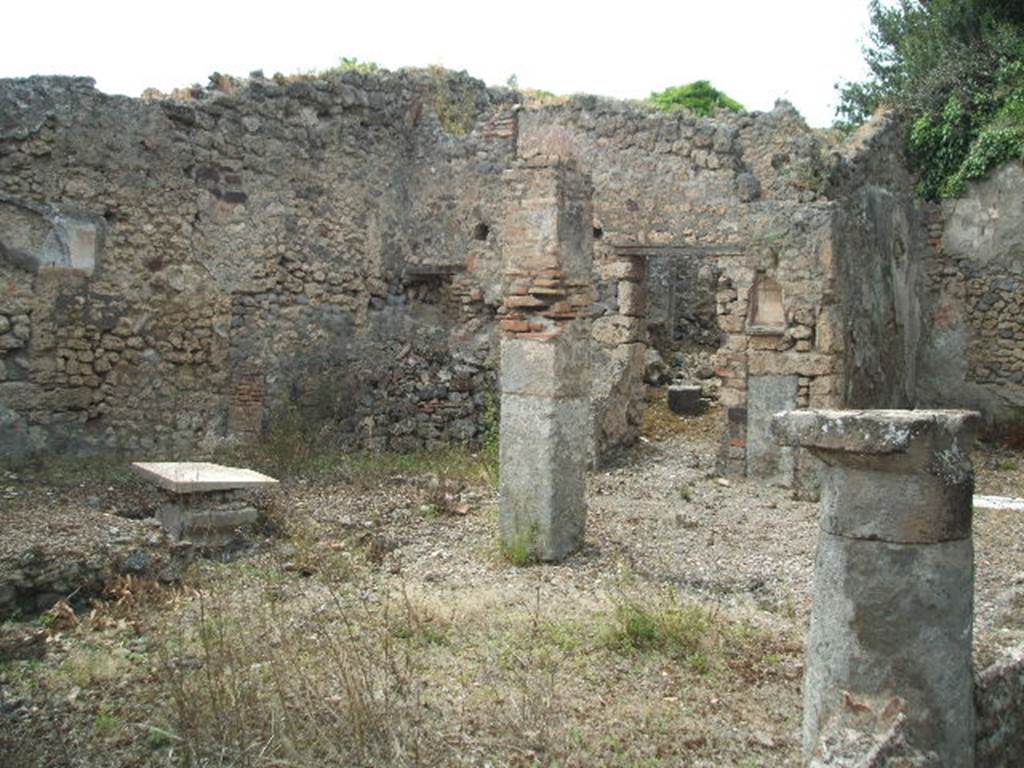 V.2.15 Pompeii. May 2005. Looking north west across peristyle.