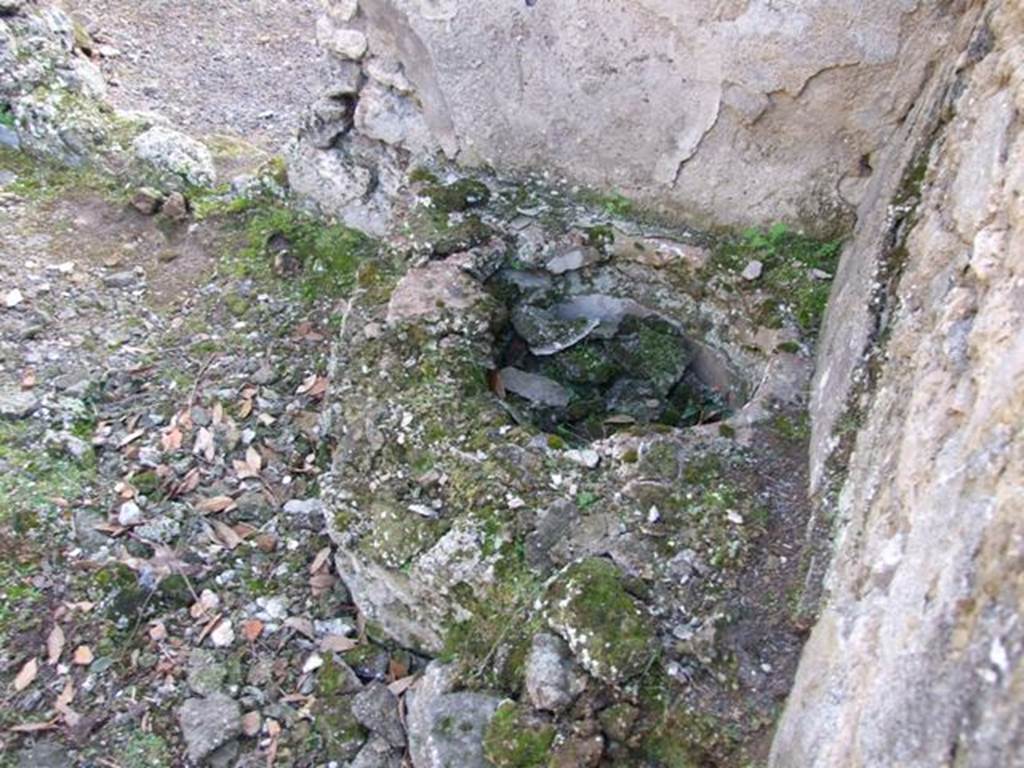 V.2.15 Pompeii. December 2007. Circular stone feature on south side of peristyle between rooms 4 and 5.