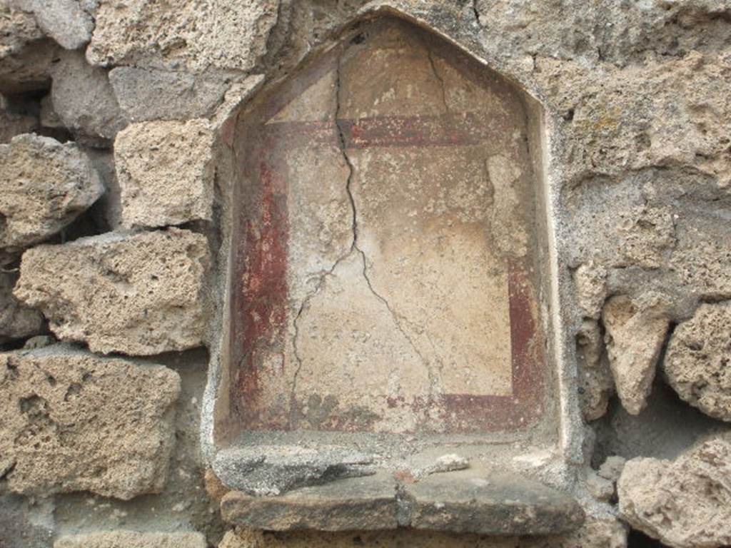 V.2.15 Pompeii. May 2005. Niche in peristyle between room 9 and room 8.