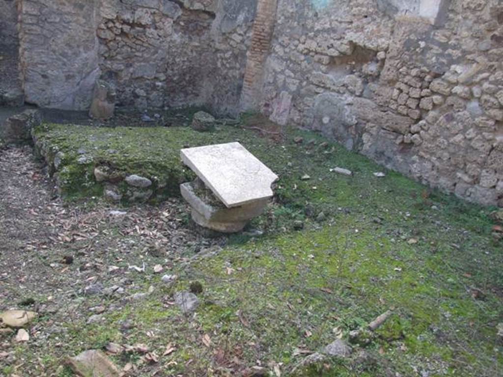V.2.15 Pompeii. December 2007. Triclinium in peristyle.