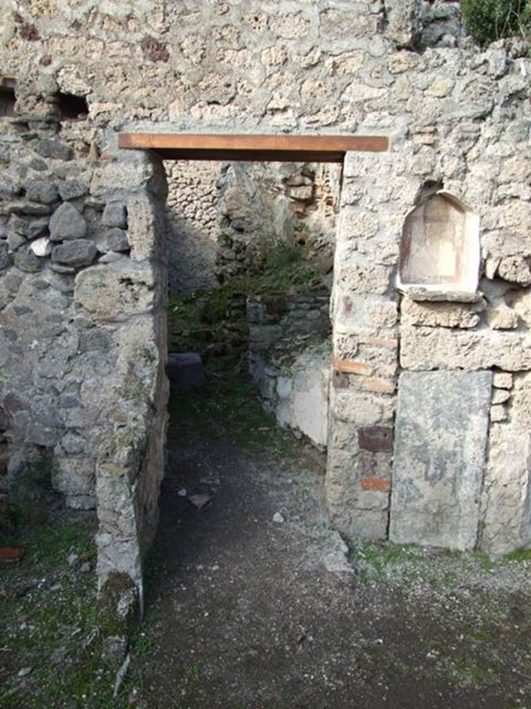 V.2.15 Pompeii. December 2007. Room 9. Entrance.