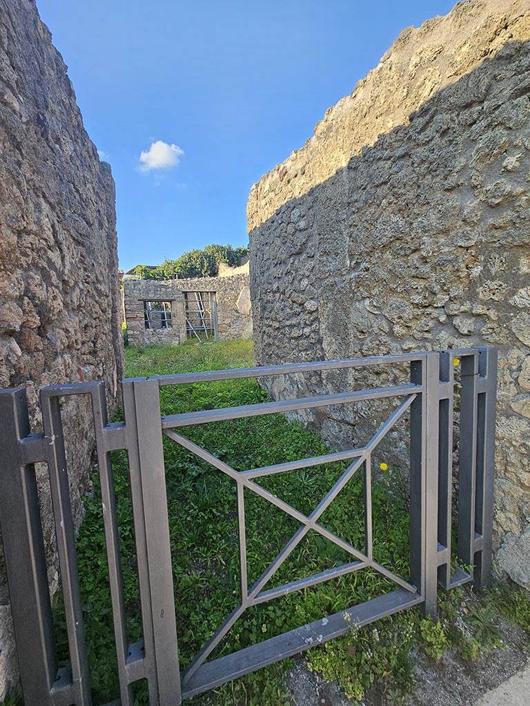 V.2.15 Pompeii. November 2024.
Looking towards east wall of fauces/entrance corridor, on right. Photo courtesy of Annette Haug.