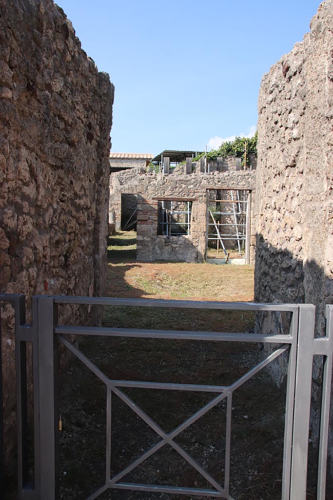 V.2.15 Pompeii. October 2022.
Looking north along entrance corridor leading to atrium. Photo courtesy of Klaus Heese.