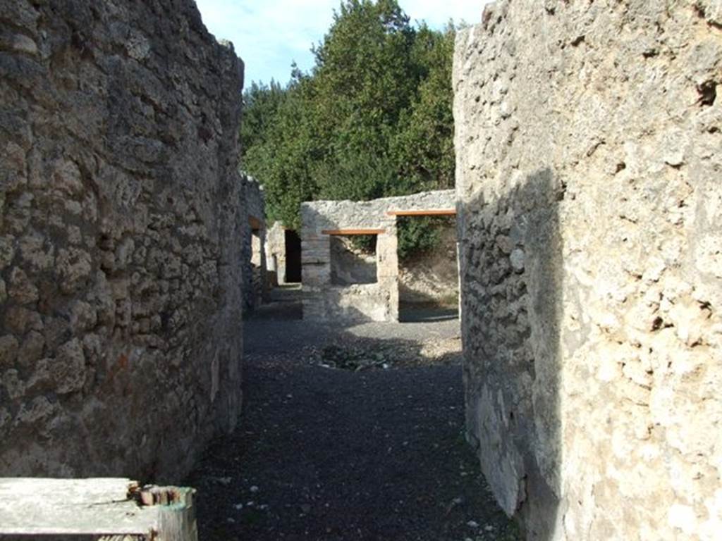 V.2.15 Pompeii. December 2007. Entrance corridor leading to atrium.