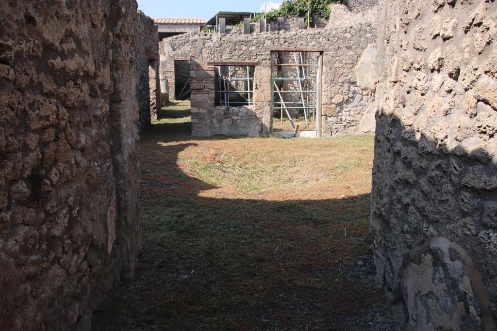 V.2.15 Pompeii. October 2022.
Entrance corridor leading to atrium, and to the corridor (3) on left, and to doorway to room (2). Photo courtesy of Klaus Heese.