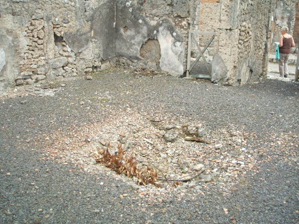 V.2.15 Pompeii. May 2005. Atrium looking south to entrance with doorway to V.2.16 to left of entrance.