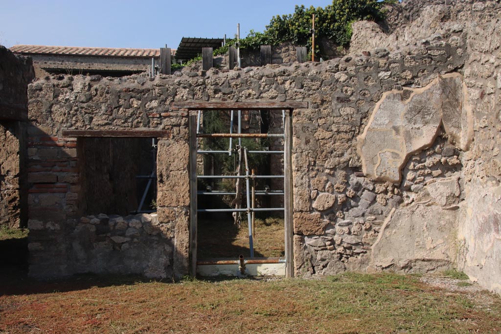 V.2.15 Pompeii. October 2022.
North side of atrium with window and doorway to room 2, and north-east corner of atrium, on right. Photo courtesy of Klaus Heese.