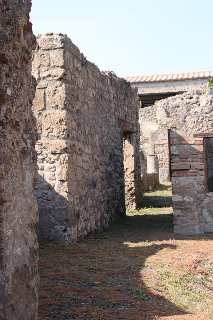 V.2.15 Pompeii. October 2022.
Room 3, corridor leading to peristyle, looking north from atrium. Photo courtesy of Klaus Heese.