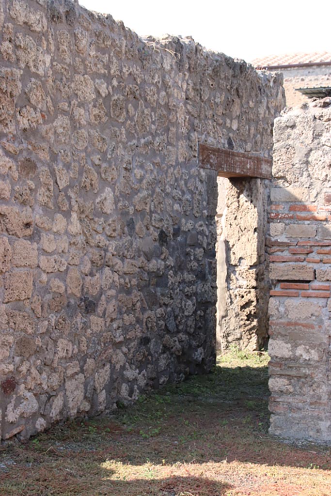 V.2.15 Pompeii. October 2022.
Doorway into room 4, on west side of corridor 3. Photo courtesy of Klaus Heese.