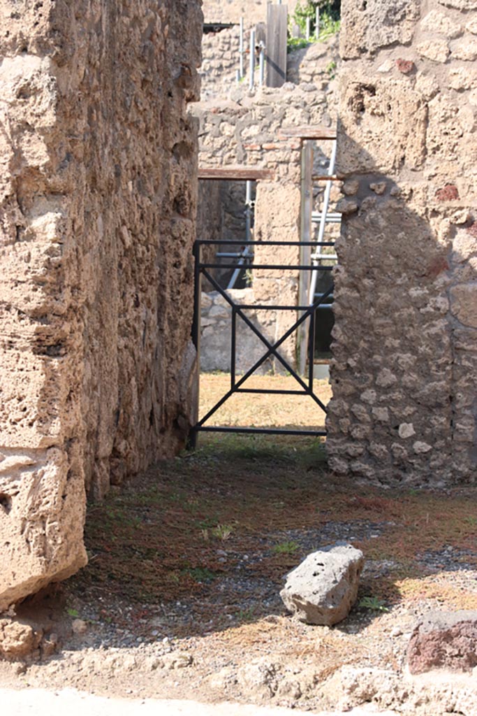 V.2.16 Pompeii. October 2022.
North-west corner of shop with doorway into atrium of V.2.15. Photo courtesy of Klaus Heese.
