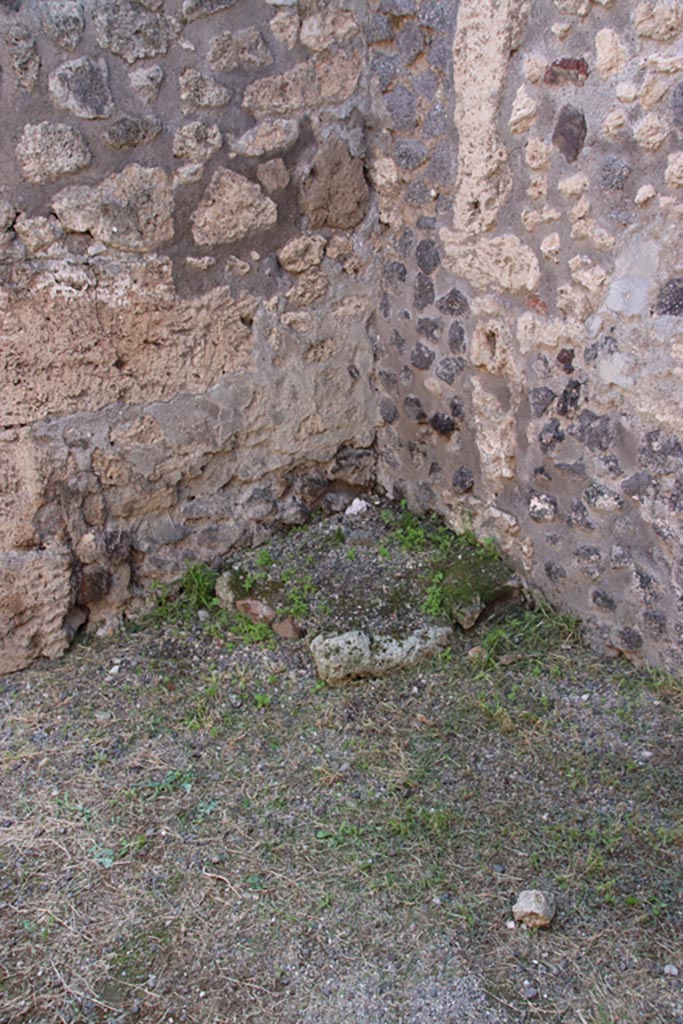 V.2.17 Pompeii. October 2022.
South-west corner of middle room, base of steps to upper floor. Photo courtesy of Klaus Heese.