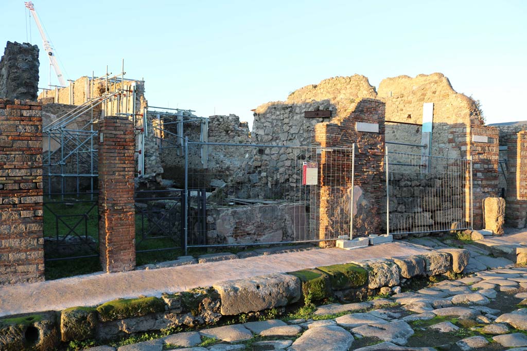 V.2.18 Pompeii, on left. December 2018.
Looking north on Via di Nola towards entrance at V.2.19, in centre, and “blocked” Vicolo c.d. dei balconi, on right. Photo courtesy of Aude Durand.