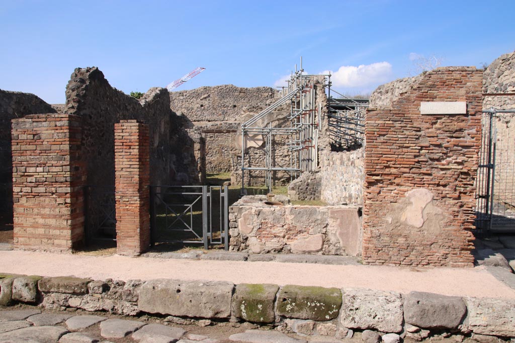 V.2.19 Pompeii. October 2022.
Looking north towards entrance doorway, with V.2.18, steps to upper floor, on left. Photo courtesy of Klaus Heese.
