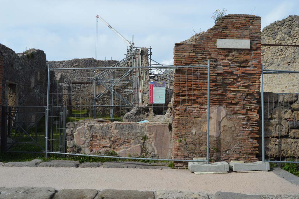 V.2.19 Pompeii. March 2019.
Entrance doorway and counter to bar-room, and roadway now known as Vicolo dei balconi, on right.
Foto Taylor Lauritsen, ERC Grant 681269 DÉCOR.