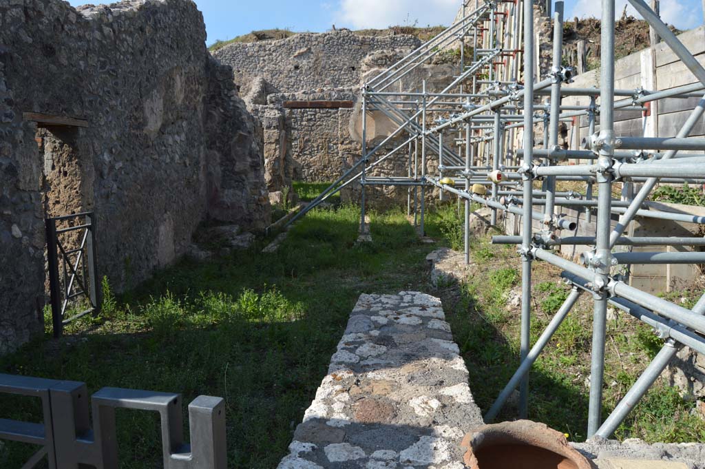 V.2.19 Pompeii. October 2017. Looking north from entrance.
Foto Taylor Lauritsen, ERC Grant 681269 DÉCOR.