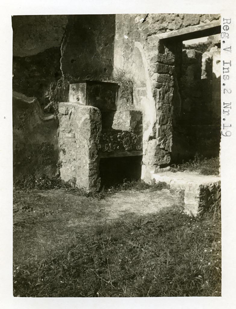 V.2.19 Pompeii. Pre-1937-39. North-west corner of thermopolium with hearth, and doorway to rear room, on right.
Photo courtesy of American Academy in Rome, Photographic Archive. Warsher collection no. 1256.