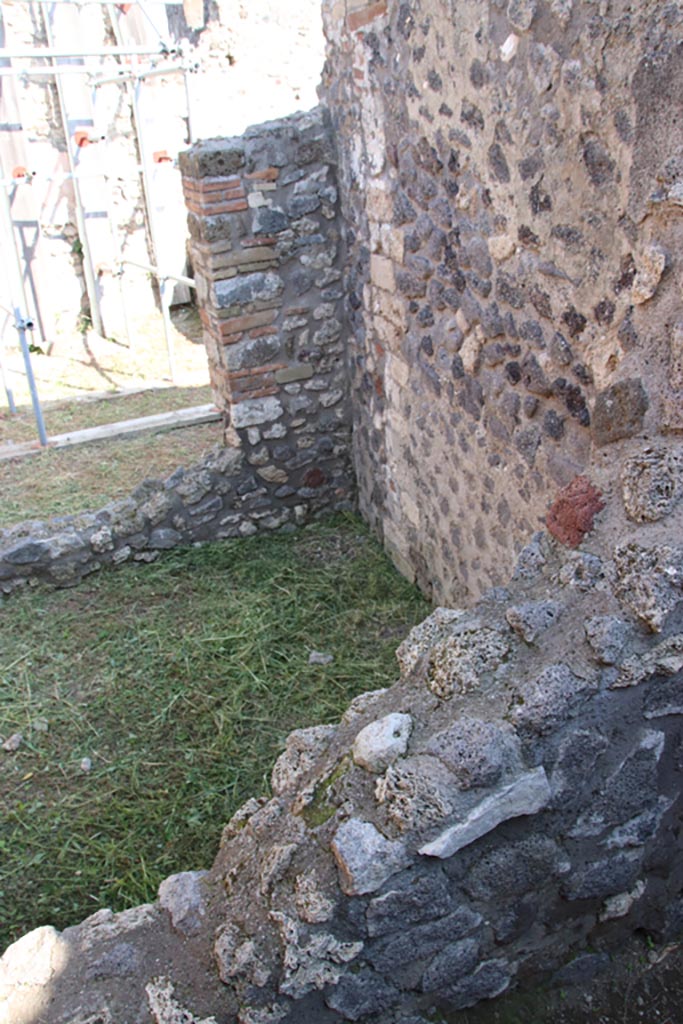 V.2.19 Pompeii. October 2022.
Looking towards south-east corner of small room, with window into rear room.
Photo courtesy of Klaus Heese.