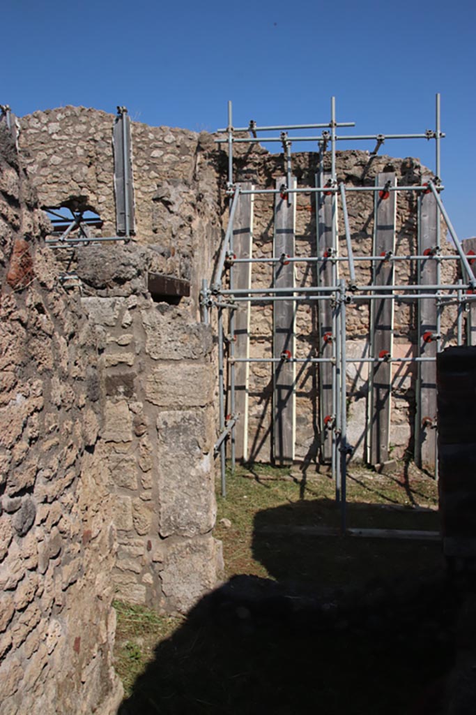 V.2.19 Pompeii. October 2022.
Looking towards north-east corner of small room, with window into rear room, (taken from V.2.17).
The doorway from V.2.20 is on the left. Photo courtesy of Klaus Heese.