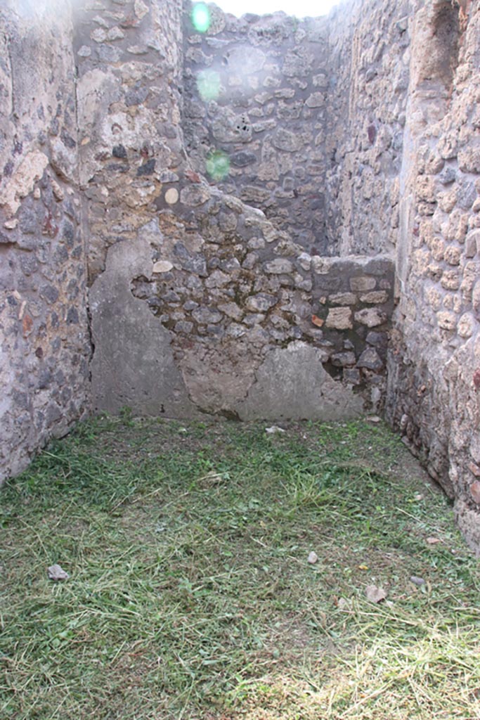 V.2.19 Pompeii. October 2022.
Looking towards west wall of small room. Photo courtesy of Klaus Heese.
(This photo is also shown in V.2.20)