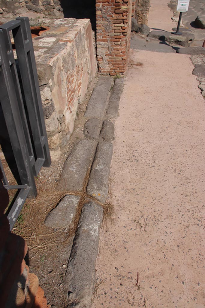 V.2.19 Pompeii. October 2022.
Looking east along doorway threshold. Photo courtesy of Klaus Heese.