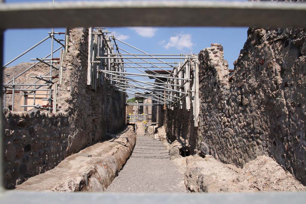 V.2.20 Pompeii, on left. September 2021.
The entrance doorway can be seen, left of centre, on the Vicolo dei Balconi. Photo courtesy of Klaus Heese.