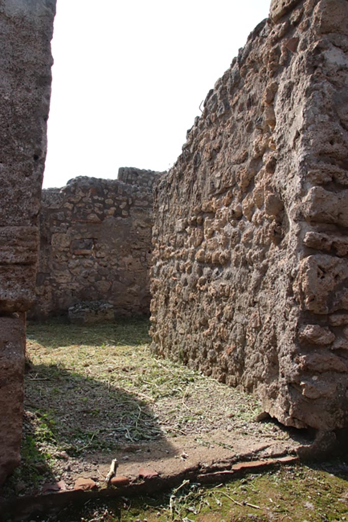 V.2.20 Pompeii. October 2022.
Looking west towards entrance doorway on Vicolo dei Balconi. Photo courtesy of Klaus Heese.