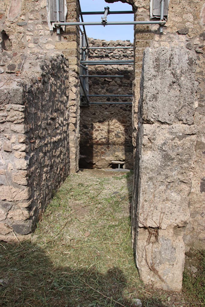 V.2.20 Pompeii. October 2022.
Entrance corridor and doorway, looking east. Photo courtesy of Klaus Heese.