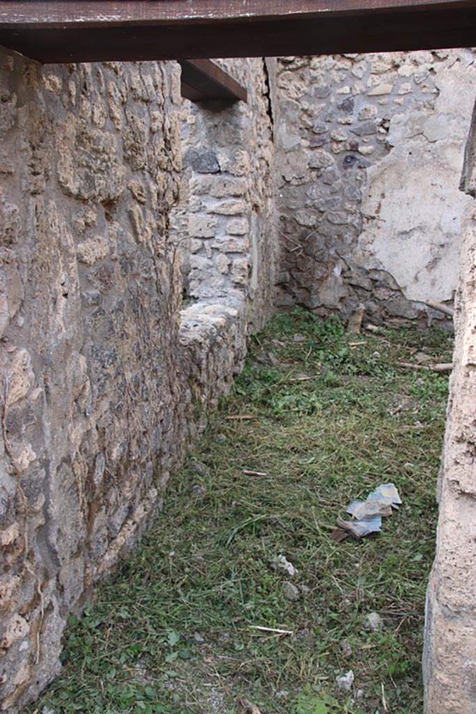 V.2.20 Pompeii. October 2022.
Looking through doorway into triclinium, with window in west wall overlooking garden. Photo courtesy of Klaus Heese.