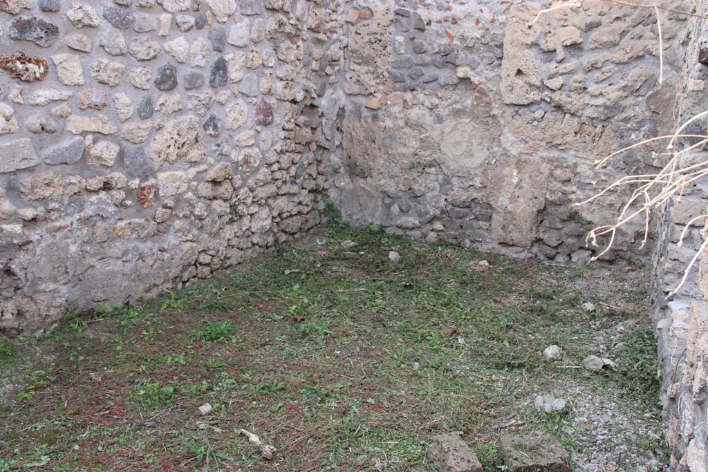 V.2.20 Pompeii. October 2022.
Looking north-west across garden area, with window into triclinium, on right. Photo courtesy of Klaus Heese.
