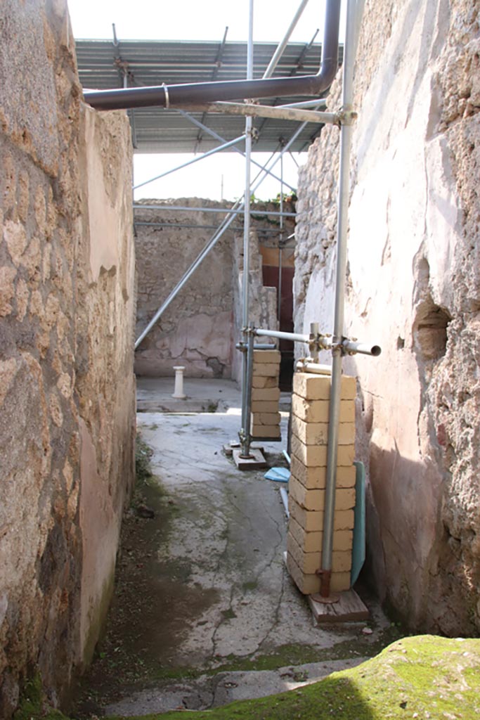 V.2.21 Pompeii. October 2022.
Looking west through entrance doorway. Photo courtesy of Klaus Heese.