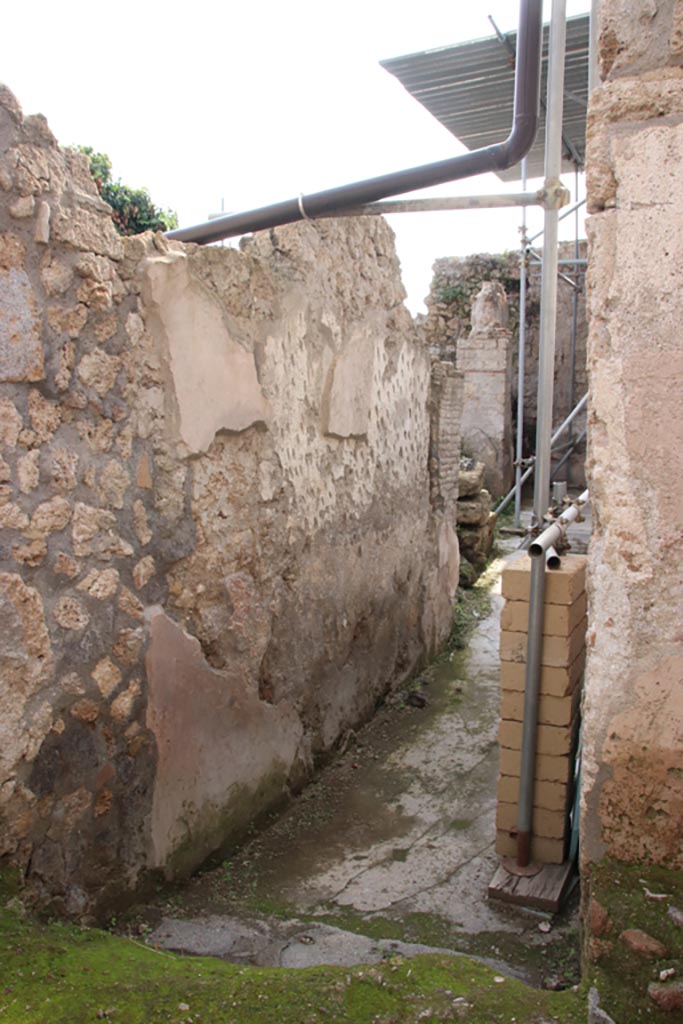 V.2.21 Pompeii. October 2022.
Looking west along south wall of entrance corridor. Photo courtesy of Klaus Heese.