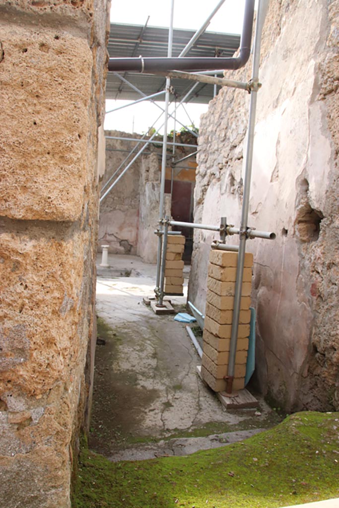 V.2.21 Pompeii. October 2022.
Looking west along north wall of entrance corridor. Photo courtesy of Klaus Heese.